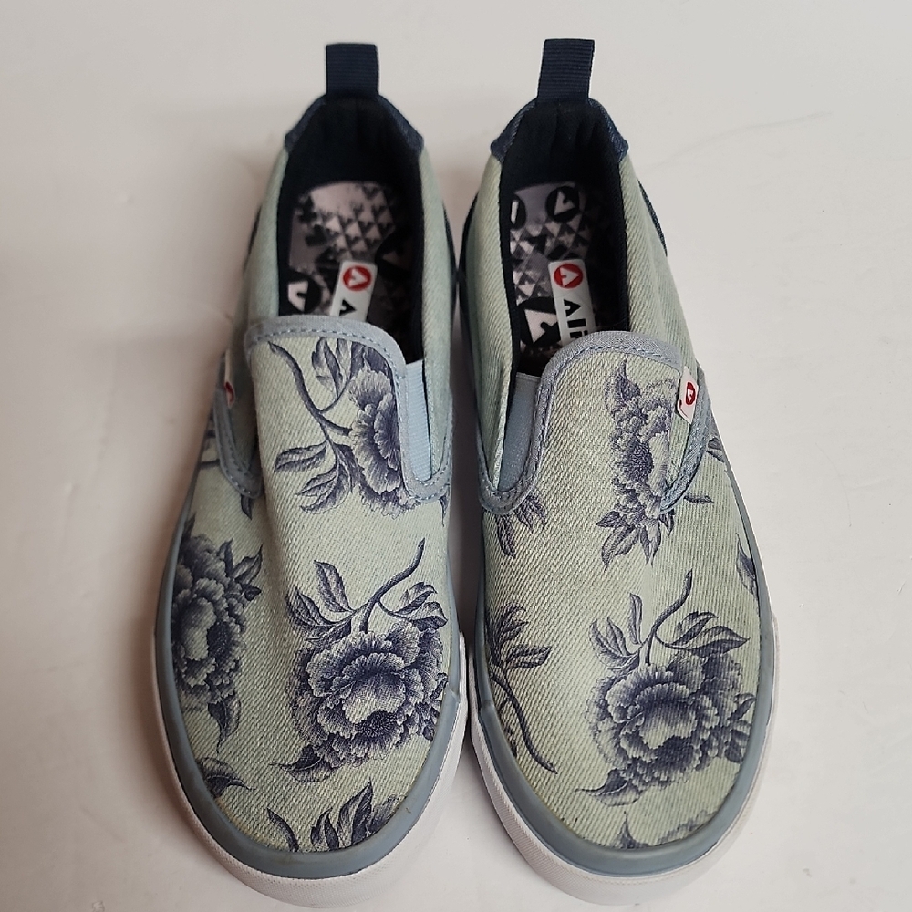 Airwalk Trendy Low Top Floral Blue Gray Slip-On Comfy Cute Kids Sz 4 Skate Shoes
